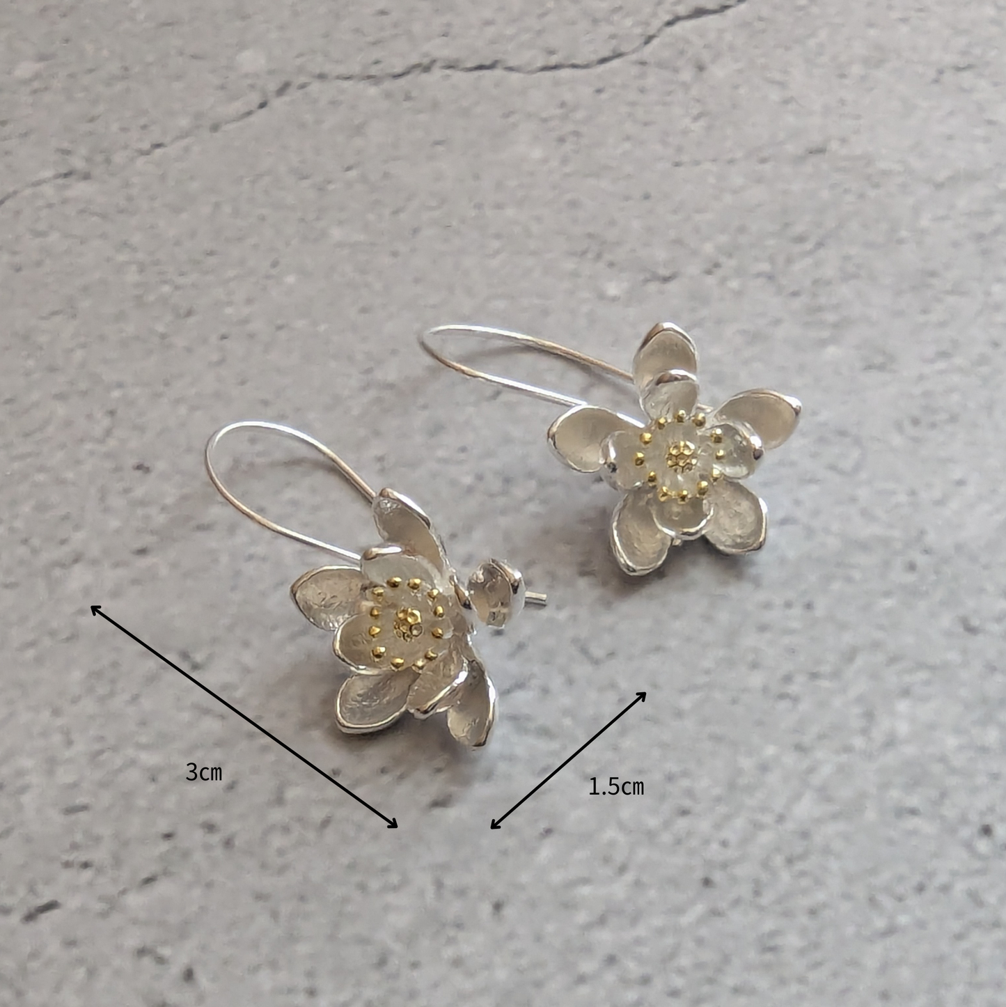 大人のフラワーピアス | シルバー925・揺れるロングタイプ