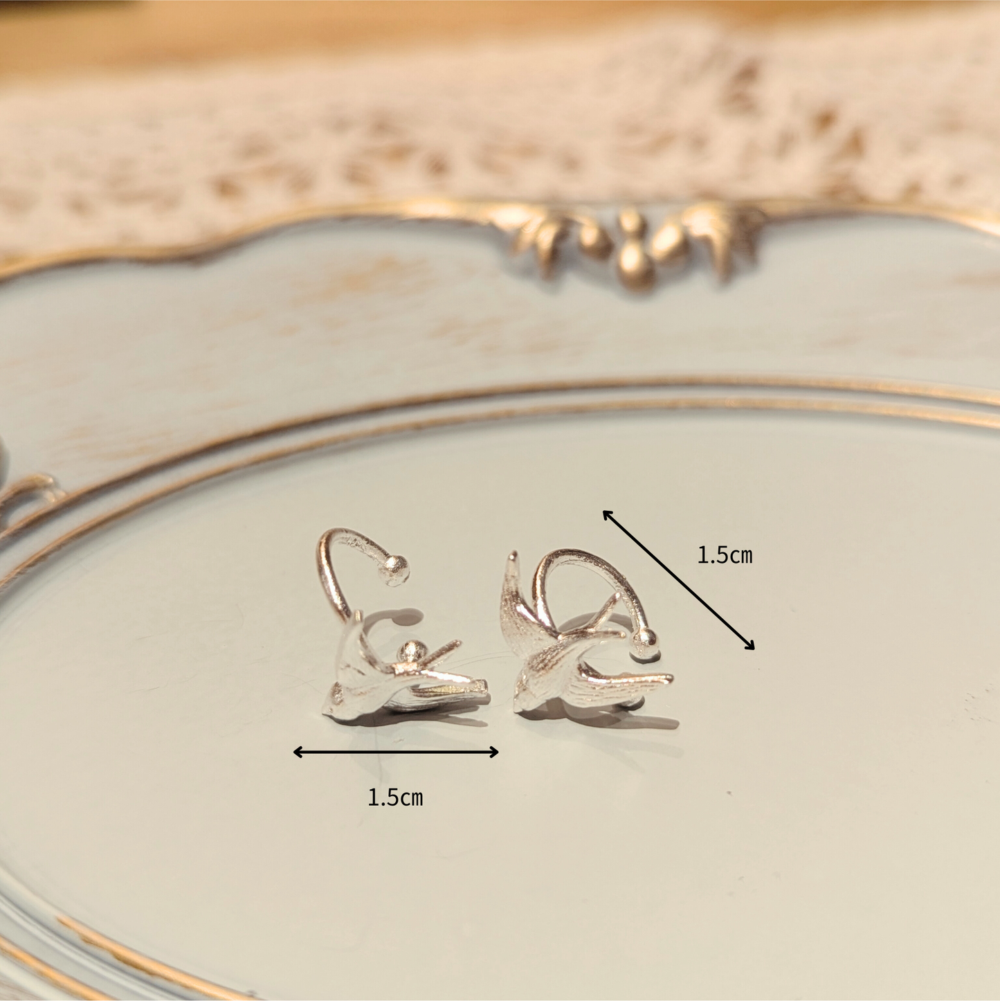 幸運を運ぶ、小さなツバメ。繊細な彫りがきらめくヴィンテージ風イヤーカフ【両耳用/マットシルバー】