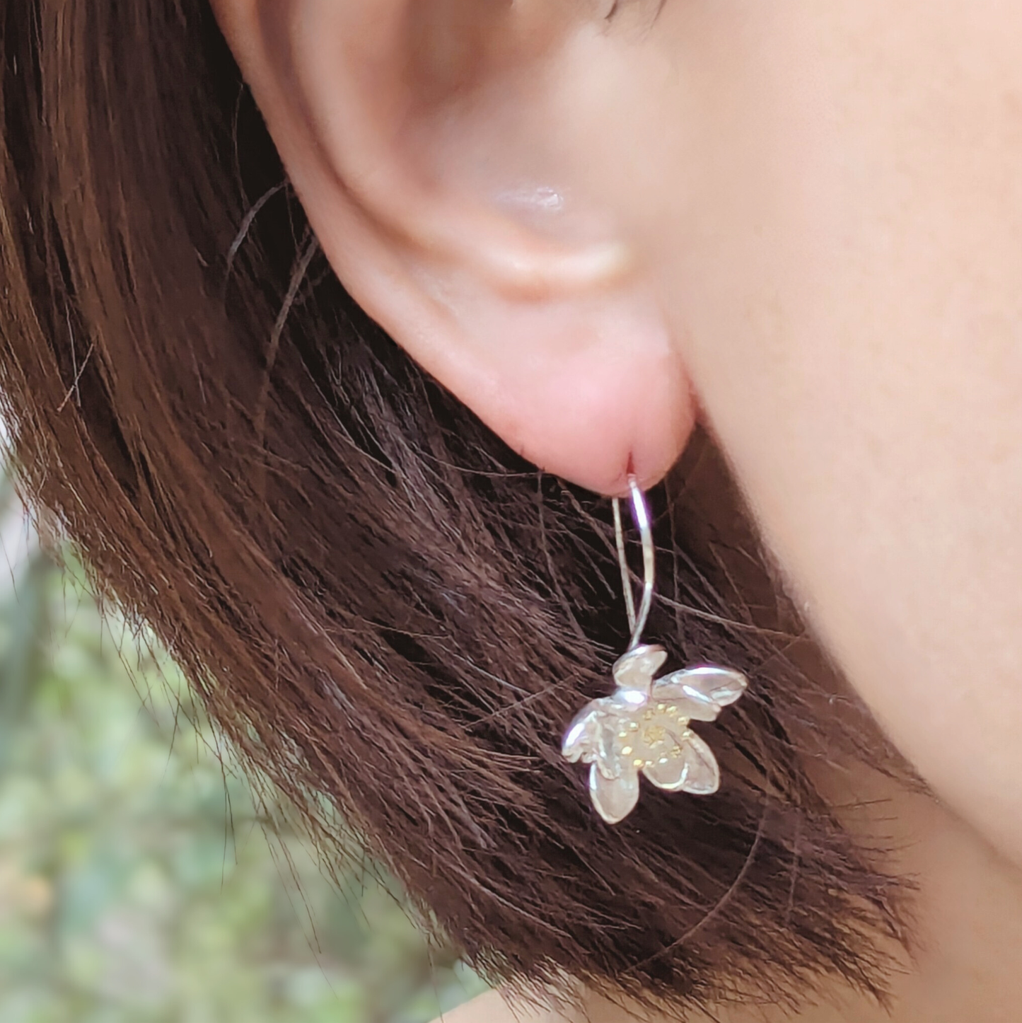 大人のフラワーピアス | シルバー925・揺れるロングタイプ