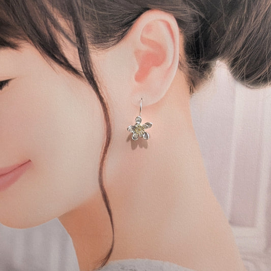顔周りに華やかさを添える　シルバー925フラワーロングピアス