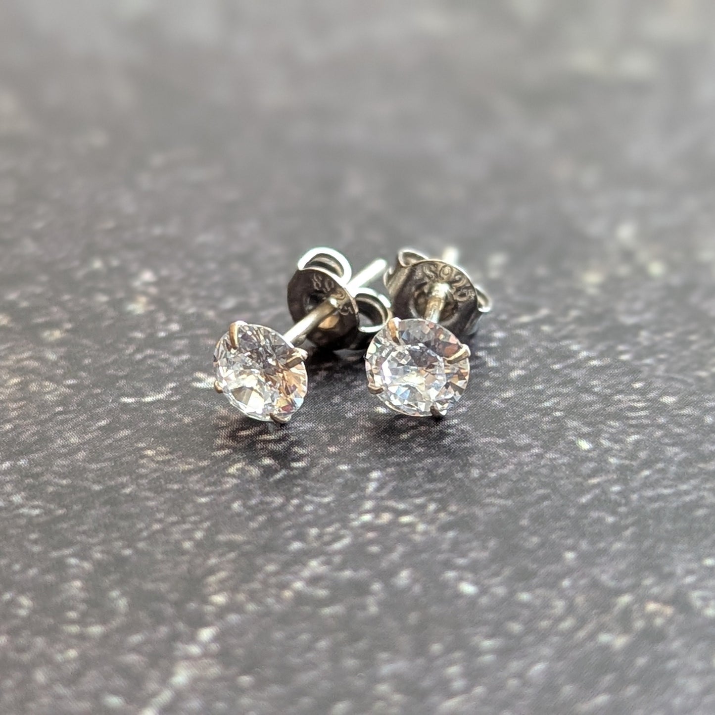 キュービックジルコニア 一粒ピアス　シルバー925／金属アレルギー対応